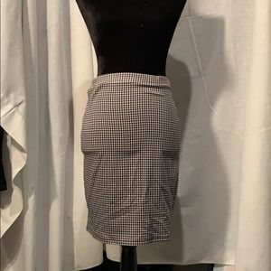 Stretchy body-hugging pencil skirt